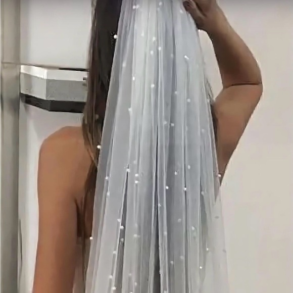 Elegant ivory pearl detail fingertip length Bridal Veil - never worn